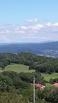 Vue sur la tour de Dramelay depuis le plateau de Zamur