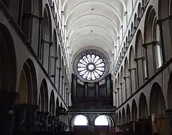 Les tribunes (2e niveau) de la cathédrale de Tournai.