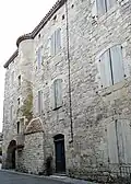Maison construite au XIIIe&nbsp;siècle modifiée au XVe&nbsp;siècle par ajout d'une tour-escalier puis des modifications sont faites au XVIIIe&nbsp;siècle, rue Philippe.