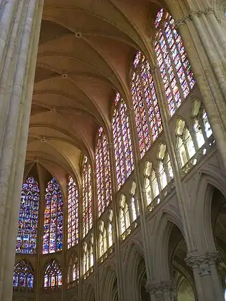 Vitraux du chœur.