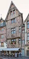 Maison numérotée 10 rue du Grand-Marché, située place Plumereau