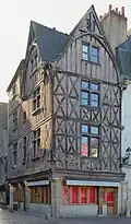 Maison numérotée 2 rue du Grand-Marché, située place Plumereau