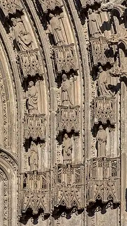 Statues de saints sur la partie sud de la voussure du portail central.