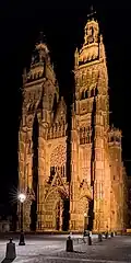 La façade principale de nuit.