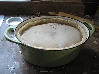 Tourtière prête à cuire.