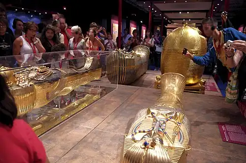 Sarcophage momiforme intérieur, intermédiaire et extérieur (répliques à l'exposition de 2012 « Toutankhamon, son tombeau et ses trésors » à Paris).