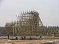 Pendant sa construction.