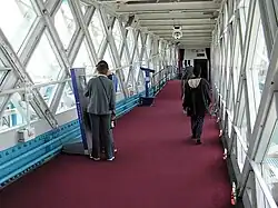 Intérieur d'une des passerelles (espace d'exposition).