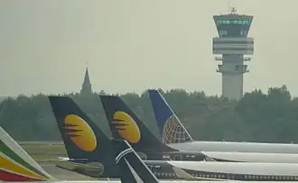 Vue sur les avions et la tour de contrôle.