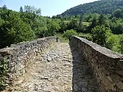 La chaussée, côté rive droite.