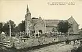 L'église de Locquémeau et son cimetière au début du XXe&nbsp;siècle (carte postale).