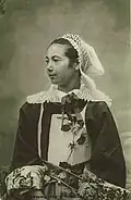 Tréméven (Côtes-d'Armor) : Femme de paludier vers 1920 (carte postale).