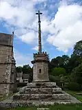 Croix du XVe&nbsp;siècle ou du XVIe&nbsp;siècle près de la chapelle Saint-Jacques.