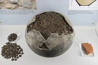 Vue d'un vase en céramique avec des pièces de monnaie à l'intérieur