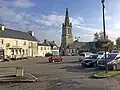 Église paroissiale Saint-Just et la place de l'Église.