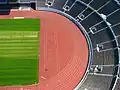 Partie d'une piste d'athlétisme en plein air.