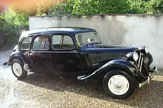 Modèle 11B familiale 1954, carrosserie à 6&nbsp;glaces, 8&nbsp;places dont 3&nbsp;strapontins.