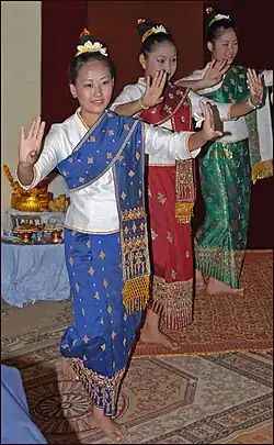 Denseuses laotiennes durant le Baci, une pratique populaire de rappel des âmes