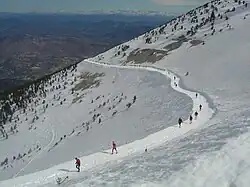 Sur le trail du Ventoux 2014, le final de l’ascension du mont Ventoux par la route D974 enneigée et vue sur les Alpes.