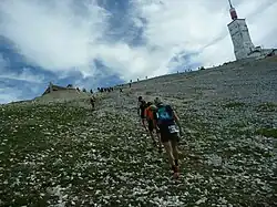 Passage devant la chapelle Sainte-Croix sur le trail du Ventoux 2021.