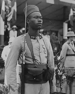Un tirailleur sénégalais fait compagnon de la Libération par le général de Gaulle en 1941.