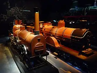 La locomotive à vapeur Pays de Waes (à gauche) et la locomotive à vapeur 18.051 (type 18).