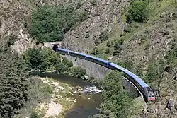 Train touristique en direction de Langeac au PK 573,500 de la ligne des Cévennes en août 2011.