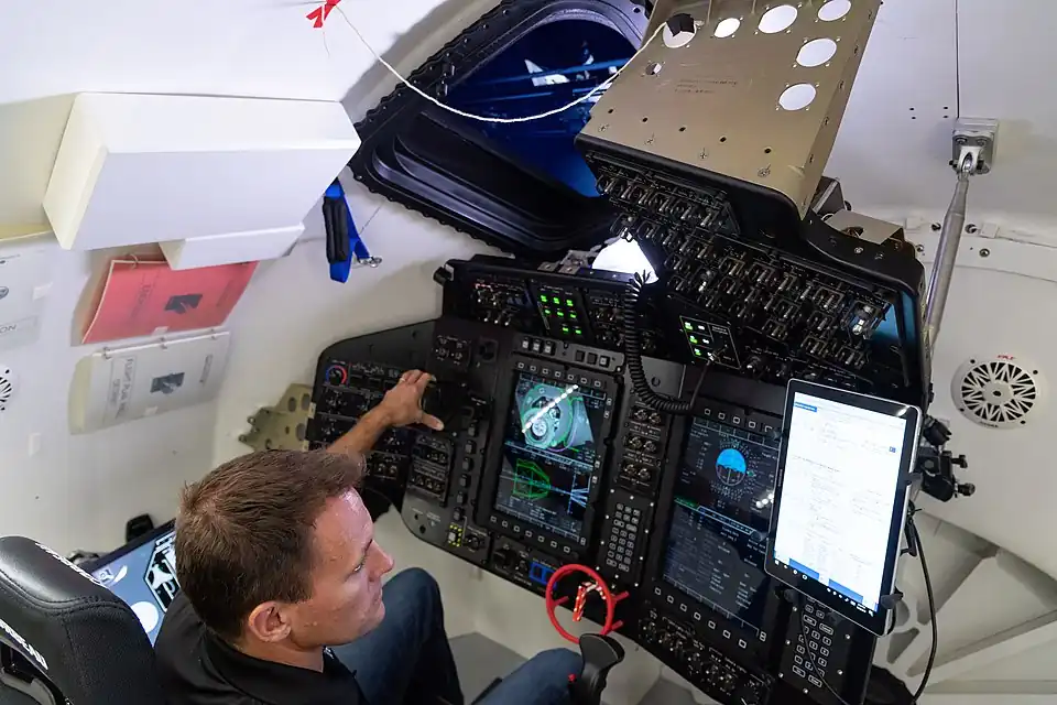 Les panneaux de commande du véhicule spatial utilisent les dernières technologies mises en œuvre dans l'aviation avec un mélange d'écrans d'affichage et de boutons (il s'agit ici d'une maquette utilisée pour l'entraînement).