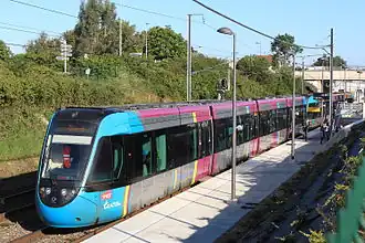 Vue d'une rame du tram-train de Nantes arrêtée en gare de Gorges.