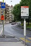 Station de tramway, Maison de la Paix avec la signalétique rappelant la présence de la gare à proximité.