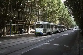Tramway «&nbsp;68&nbsp;» en circulation sur le Boulevard Chave.
