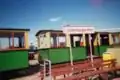 Un train à la gare du lac de Valkenburg avec le musée à l'arrière-plan.
