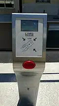 Valideur placé sur le quai.