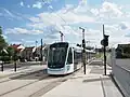 Une rame au départ de la station Le Hameau.