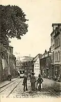 De là, il descendait la rue de l'Abbaye, etc.