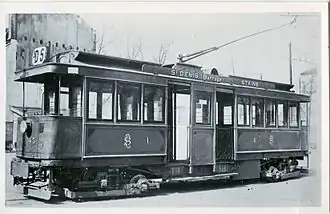 Tramway de la ligne SDS de la CGO (Saint-Denis-Barrage - Stains). La ligne prit le no&nbsp;79 lors de la création de la STCRP, et fut prolongée, pour quelques mois, en 1923, à la porte de la Chapelle. Elle fut supprimée le 9 décembre 1935.