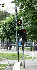 Un tableau de confirmation d'itinéraire (en haut à gauche), un indicateur de position d'aiguille (en bas à gauche) et un signal tricolore « T » (en bas à droite).