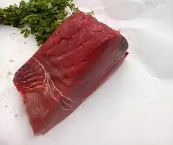 Tranche de thon rouge, parfois classé dans les viandes rouges.