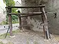 Le travail à ferrer les bœufs près de la forge