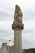 Le calvaire mutilé de l'enclos paroissial.