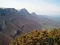 La Suva planina en été, avec vue sur le mont Trem et le mont Sokolov kamen.