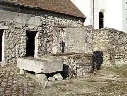 Le puits de la ferme monastique.
