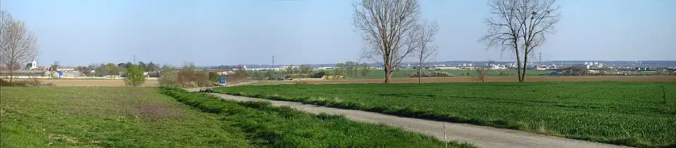 Vue panoramique de Tremblay-en-France illustre le contraste présenté par la Plaine de France, juxtaposition de vieux villages ruraux et de villes très urbanisées.