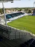 Tribune Nord avec en arrière-plan le quartier de Bisséous.