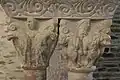 Entre deux aigles, entre deux lions, piliers jumelés