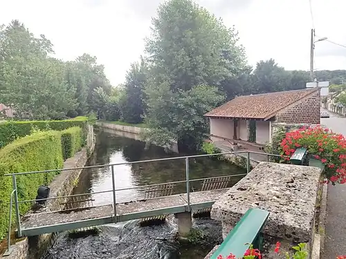 La Troësne et le lavoir, rue de la Gare.