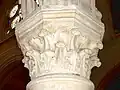 Chapiteau des grandes arcades gothiques.