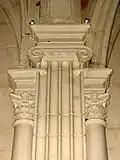 Supports engagés dans les murs latéraux.