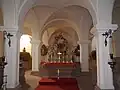 La crypte romane de la deuxième église avec les sarcophages.
