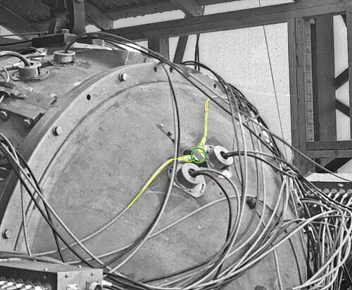 Même vue, avec détail de l’ensemble détonateur. En vert foncé, le booster explosif ; en vert clair les EBW ; en jaune, les câbles d’alimentation.
